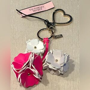 VICTORIA'S SECRET FLOWER KEYCHAIN.